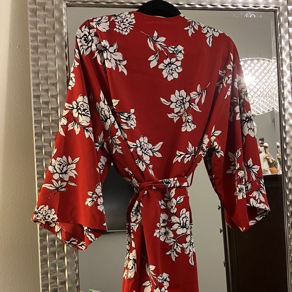 Active USA Red and White Floral Blouse - Picture 4 of 4